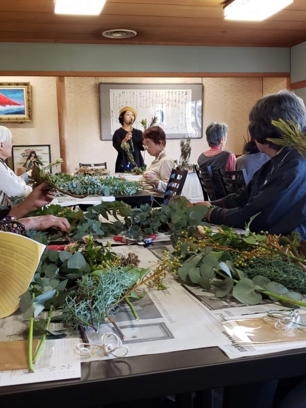 「植木畑の観察会」と「庭木を楽しむスワッグ作り」開催しました。報告②